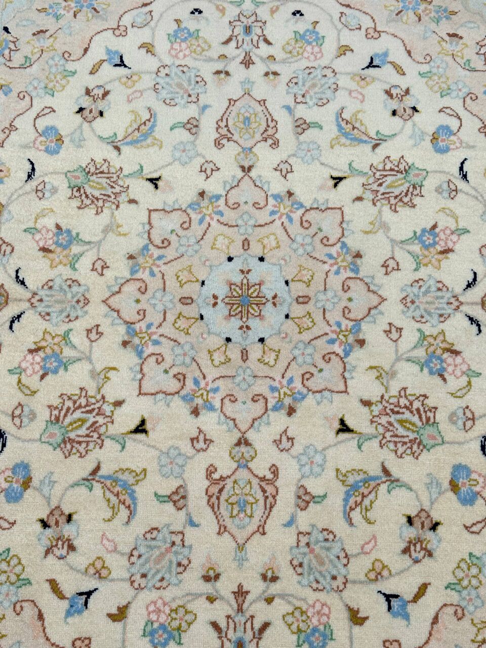 1.6x1.1M Creamy Tone Persian Kashan Rug - Image 3