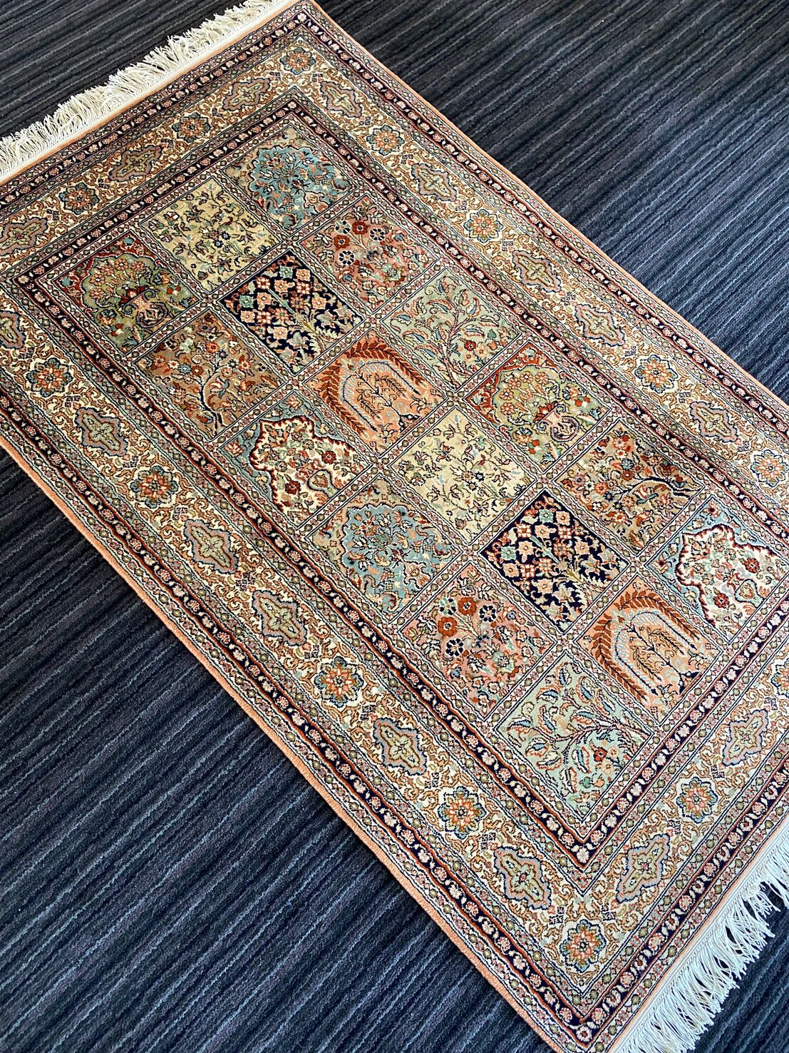 1.5 X 1 M Silk Kashmiri Rug (18.18 Quality) - Image 4