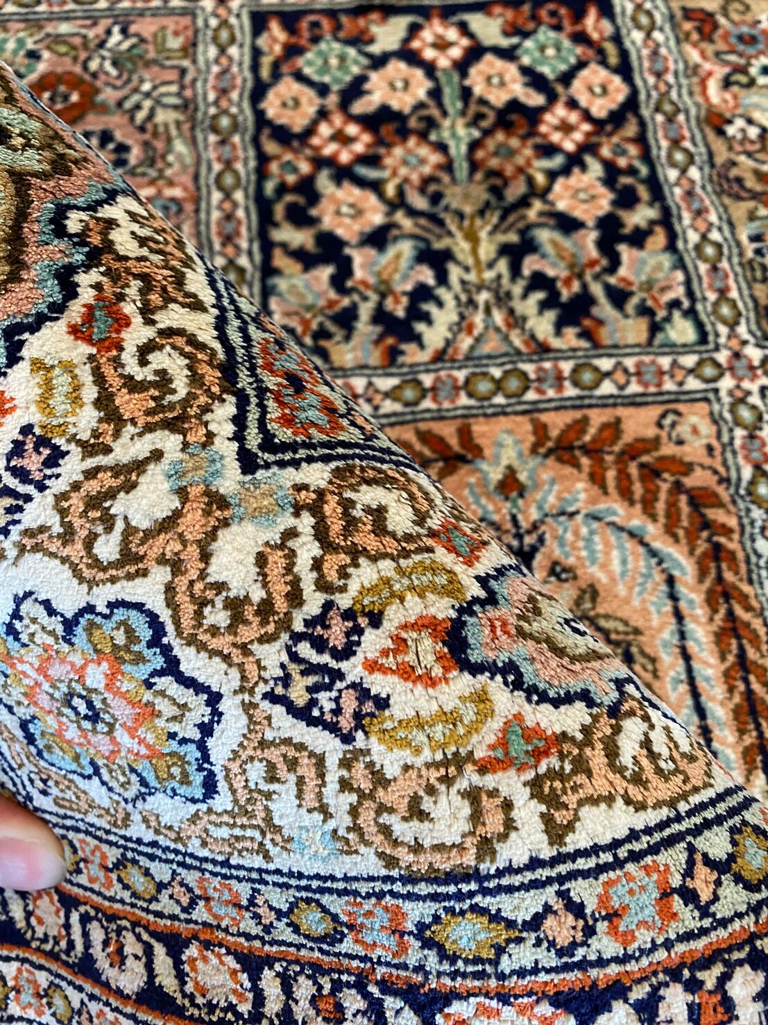 1.5 X 1 M Silk Kashmiri Rug (18.18 Quality) - Image 3