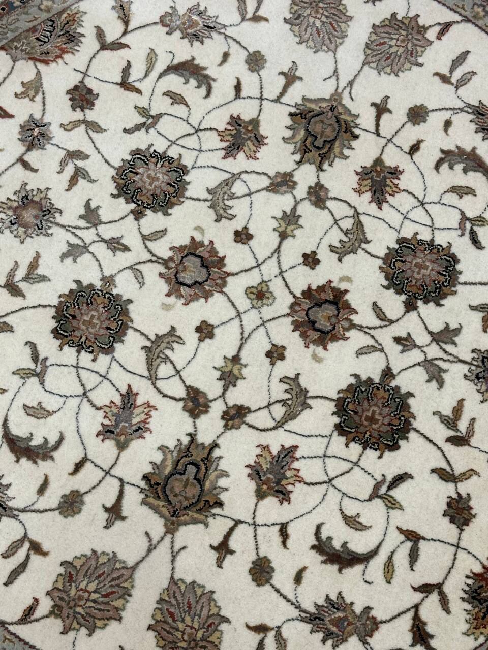 1.8 x 1.8 M Round Indian Wool & Silk Rug - Image 4